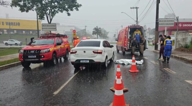 Motorista embriagado atinge motociclista e a arrasta por 150 metros em Uberlândia; vítima morreu no local