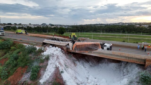 Caminhão carregado com ração tomba na BR-050 e provoca interdição parcial da via em Catalão
