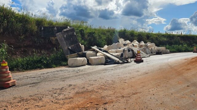 Carreta tomba em alça de acesso da BR-050 em Catalão