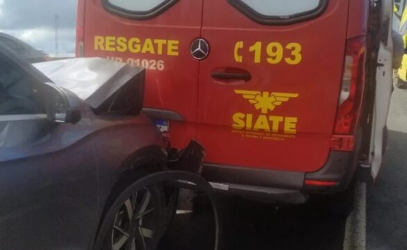 Acidente com viatura de resgate e três carros complica trânsito na BR-365 em Uberlândia