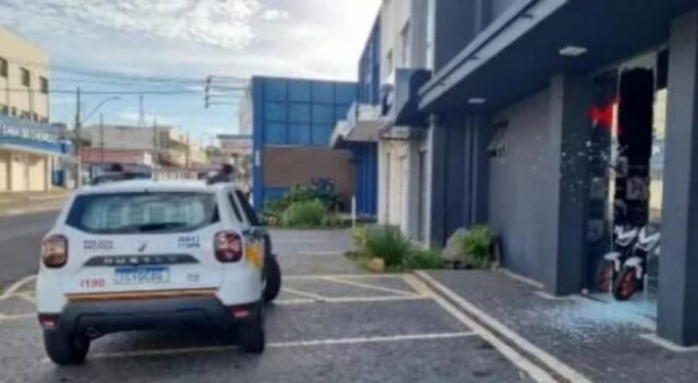 Furto relâmpago: concessionária de motos é invadida e tem prejuízo de mais de R$ 50 mil em Uberlândia