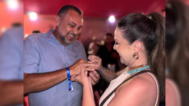 Prefeito de Três Ranchos pede a primeira-dama em casamento durante show de Henrique & Juliano em Goiânia
