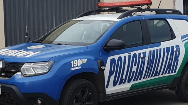 Motociclista sem habilitação foge da PM após empinar moto no centro de Catalão e colidir com carro; avó é responsabilizada