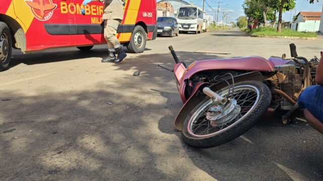 Colisão entre carro e moto deixa motociclista ferida no bairro Aeroporto, em Catalão
