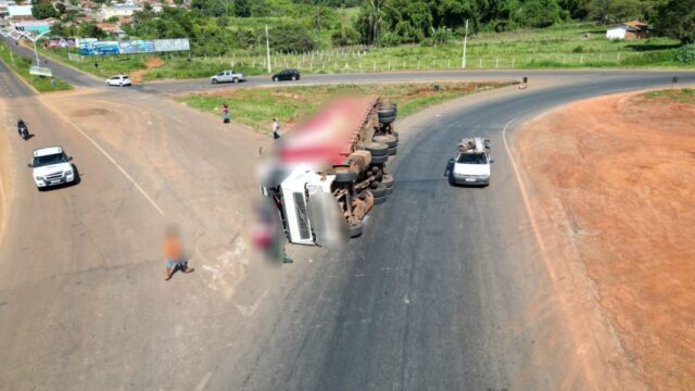 Carreta carregada com refrigerantes tomba em trevo de acesso ao bairro Castelo Branco, em Catalão