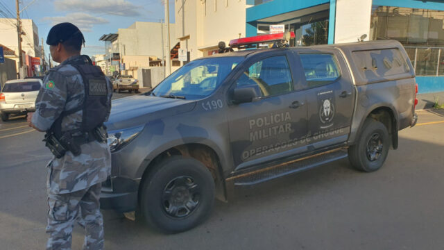 Suspeito invade loja pelos fundos, furta tablet e máquina de depilação e foge; cerco policial é montado em operação conjunta no Centro de Catalão