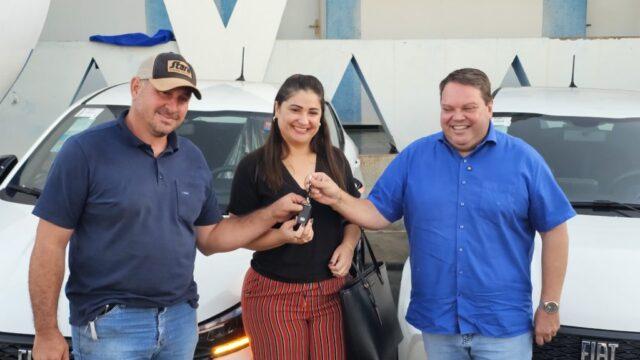 Prefeito Wisner Araújo entrega três veículos e um trator para reforçar serviços em Corumbaíba