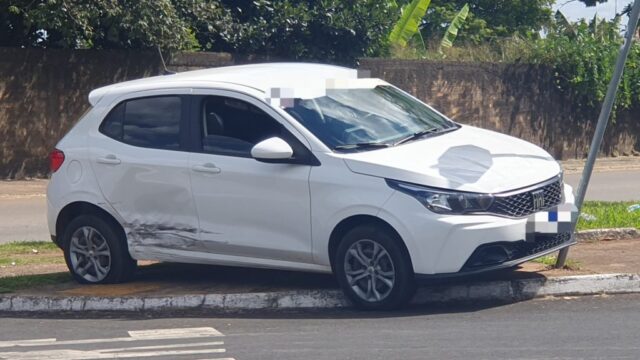 Motorista de aplicativo fica ferido após colisão entre dois carros em cruzamento de Catalão
