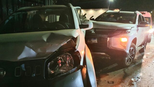 Motorista perde controle de caminhonete e atinge dois carros estacionados em avenida de Catalão