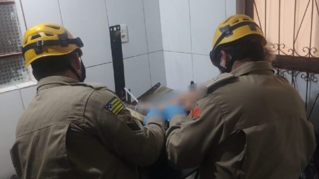 Mulher fica com a mão presa em cilindro laminador de massa em pastelaria de Catalão