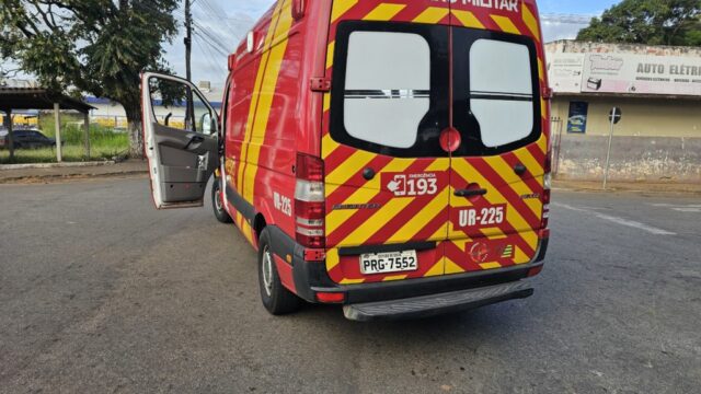 Motociclista fica ferido em colisão com van em cruzamento no bairro Nossa Senhora de Fátima, em Catalão