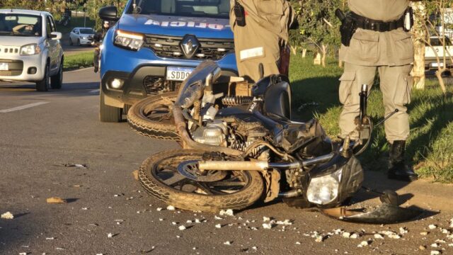Motociclista fica em estado grave após colisão com carro no bairro Santa Cruz, em Catalão