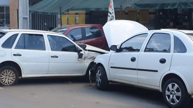 Mulher perde controle de carro e atinge três veículos estacionados em avenida de Catalão; ninguém ficou ferido