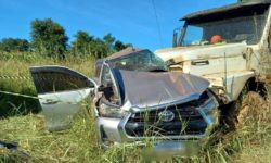 Colisão entre caminhonete e caminhão mata casal de idosos na BR-153, em Rialma