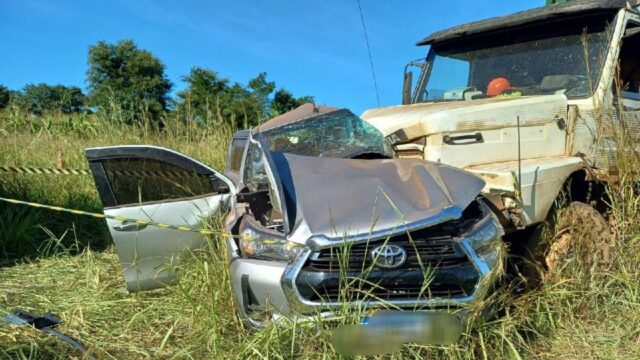 Colisão entre caminhonete e caminhão mata casal de idosos na BR-153, em Rialma