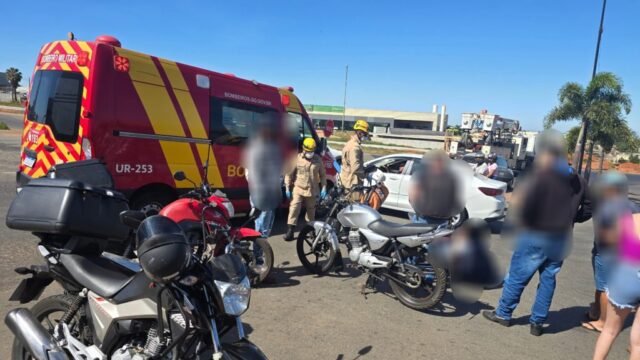 Carro e moto colidem em avenida de Catalão; pai e filha ficam levemente feridos