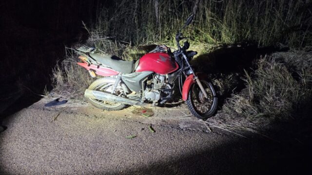 Colisão traseira entre moto e carro deixa duas pessoas feridas na GO-210, entre Catalão e Goiandira