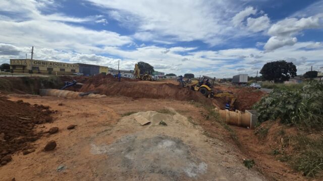 Obra de interligação da rede de água na BR-050 interrompe abastecimento em bairros de Catalão