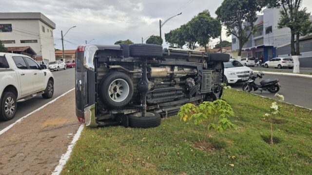 Caminhonete tomba após colisão com carro no bairro Margon, em Catalão