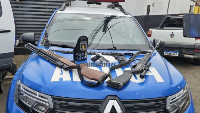 Polícia apreende três armas e grande quantidade de munições no bairro Parati, em Catalão