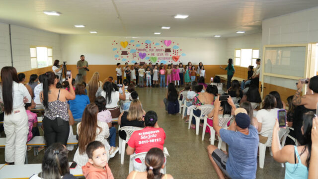 Escolas municipais de Catalão promovem homenagens emocionantes às mães durante a semana