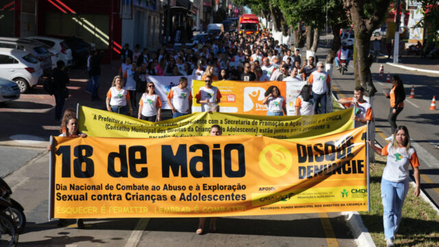 Centenas de crianças, adolescentes e adultos participam da Caminhada “Faça Bonito” em Catalão em apoio ao Maio Laranja contra o abuso sexual de crianças e adolescentes