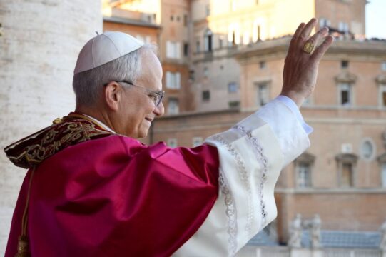 Resultado do conclave: fumaça branca sai da chaminé e novo papa é escolhido