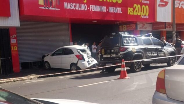 Ônibus desgovernado arrasta carros e motos no Centro de Uberlândia
