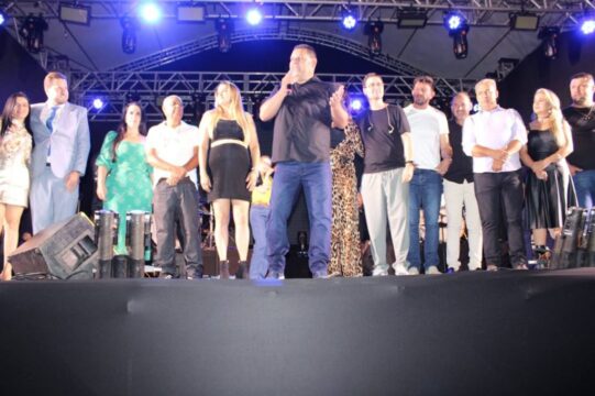 Ouvidor recebe milhares de pessoas em noite de shows gospel na Praça da Rodoviária