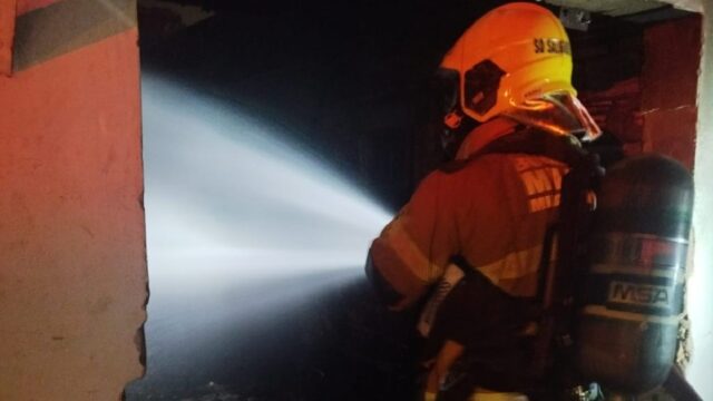 Incêndio atinge imóvel abandonado no bairro Brasília, em Araguari