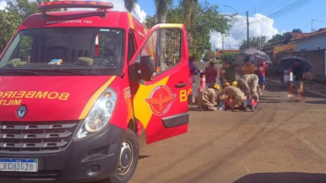 Duas pessoas ficam feridas após acidente entre carro e moto em Ouvidor; motorista foge sem prestar socorro