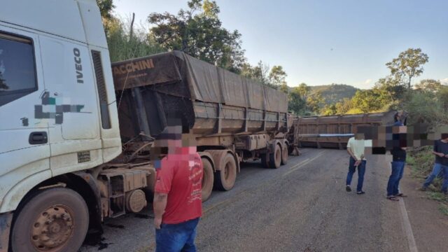 Caminhão carregado com calcário tomba na MG-188 em Coromandel; ninguém ficou ferido