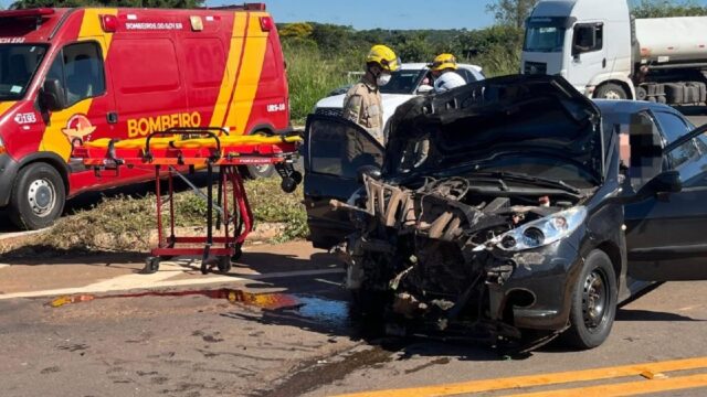 Casal fica ferido em colisão entre carros no trevo entre Pires do Rio e Urutaí