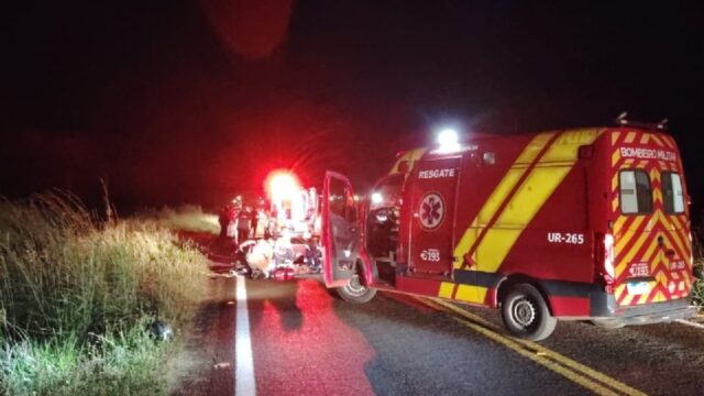 Homem morre e outro fica gravemente ferido em colisão entre moto e caminhão na GO-213 em Caldas Novas