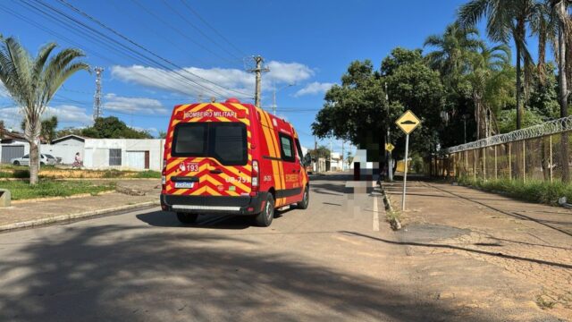 Mulher fica ferida após motoqueiro que fazia manobras radicais provocar acidente e fugir em Catalão