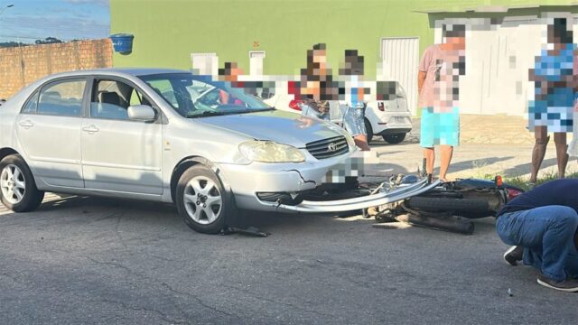 Casal de jovens fica ferido após colisão entre moto e carro em avenida de Catalão