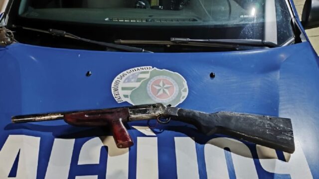 Homem é levado à delegacia após polícia encontrar espingarda calibre 12 em Davinópolis