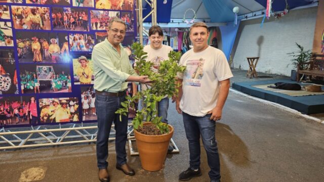 Com apoio do prefeito de Anhanguera Marcelo Paiva, festeiros da Festa do Rosário de Ouvidor servem caipirinha especial na betoneira