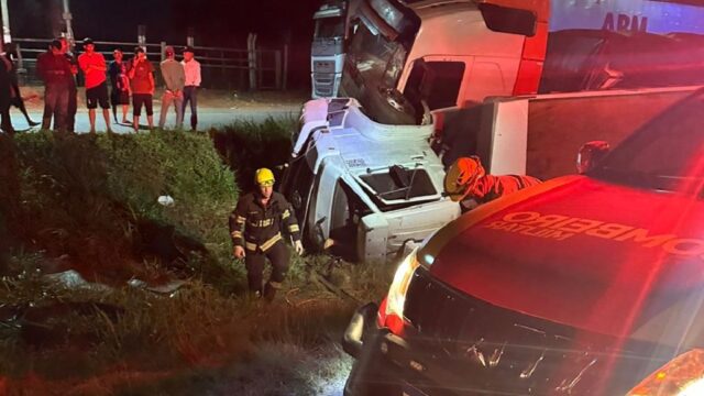 Bombeiros resgatam motorista preso em cabine após colisão entre caminhões na BR-153, em Morrinhos