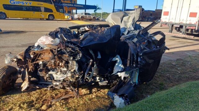 Colisão frontal entre carro e caminhão deixa um morto na BR-414, em Cocalzinho de Goiás