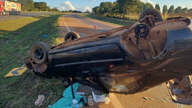 PRF registra capotamento na BR-050 em Campo Alegre de Goiás; condutora embriagada e sem habilitação é detida