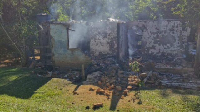 Corpo carbonizado é encontrado após incêndio em casa na zona rural de Abadia dos Dourados