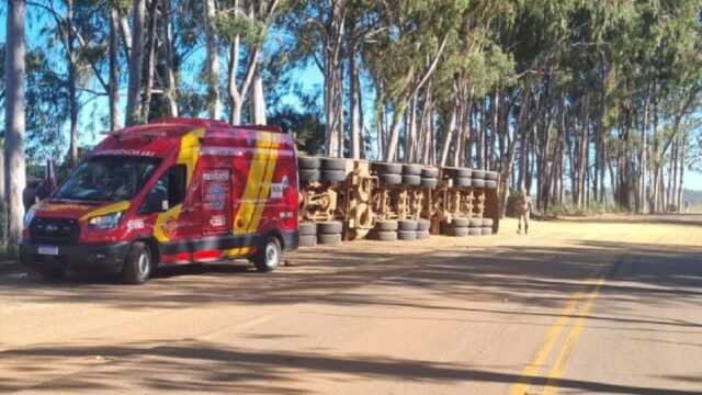 Carreta tomba na GO-330 e mobiliza Corpo de Bombeiros em Ipameri