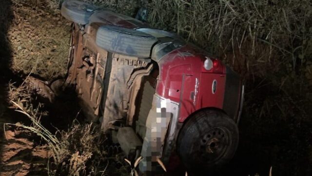 Veículo tomba em avenida de Ipameri e motorista é retirada pelos bombeiros