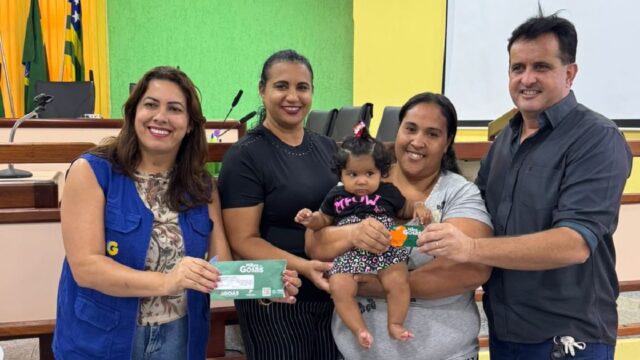 Goiandira recebe entrega de cartões dos programas Mães de Goiás e Dignidade
