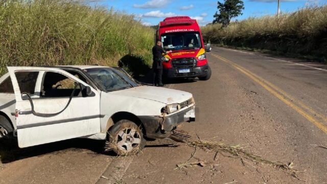 Motorista é ejetado de carro em acidente na GO-330, entre Ipameri e Urutaí