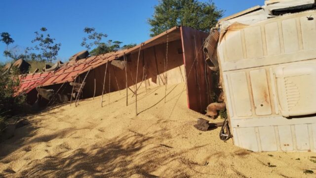 Motorista fica ferido após colisão entre caminhões na GO-330, entre Pires do Rio e Urutaí