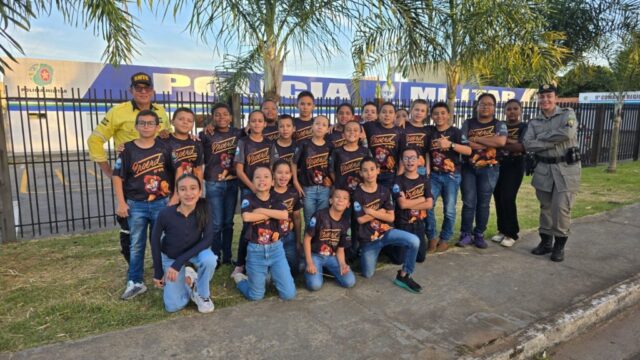 Maio Amarelo: Blitz educativa com alunos do Policial Mirim orienta motoristas no bairro Ipanema, em Catalão
