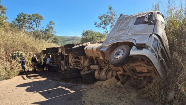 Rodotrem carregado com soja tomba na Serra do Zico e interdita MG-188 por 24 horas em Coromandel