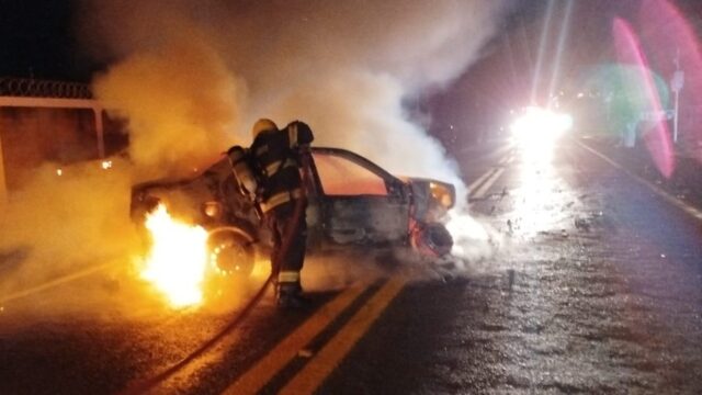 Colisão entre dois veículos provoca incêndio na GO-309 entre Caldas Novas e Pires do Rio